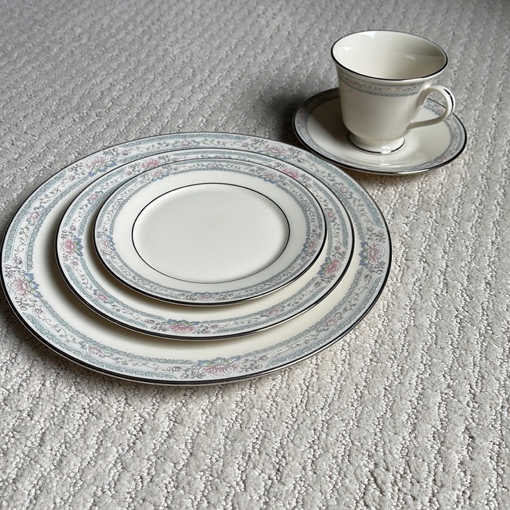 Lenox Charleston China Place Setting - Picture 3 of 6